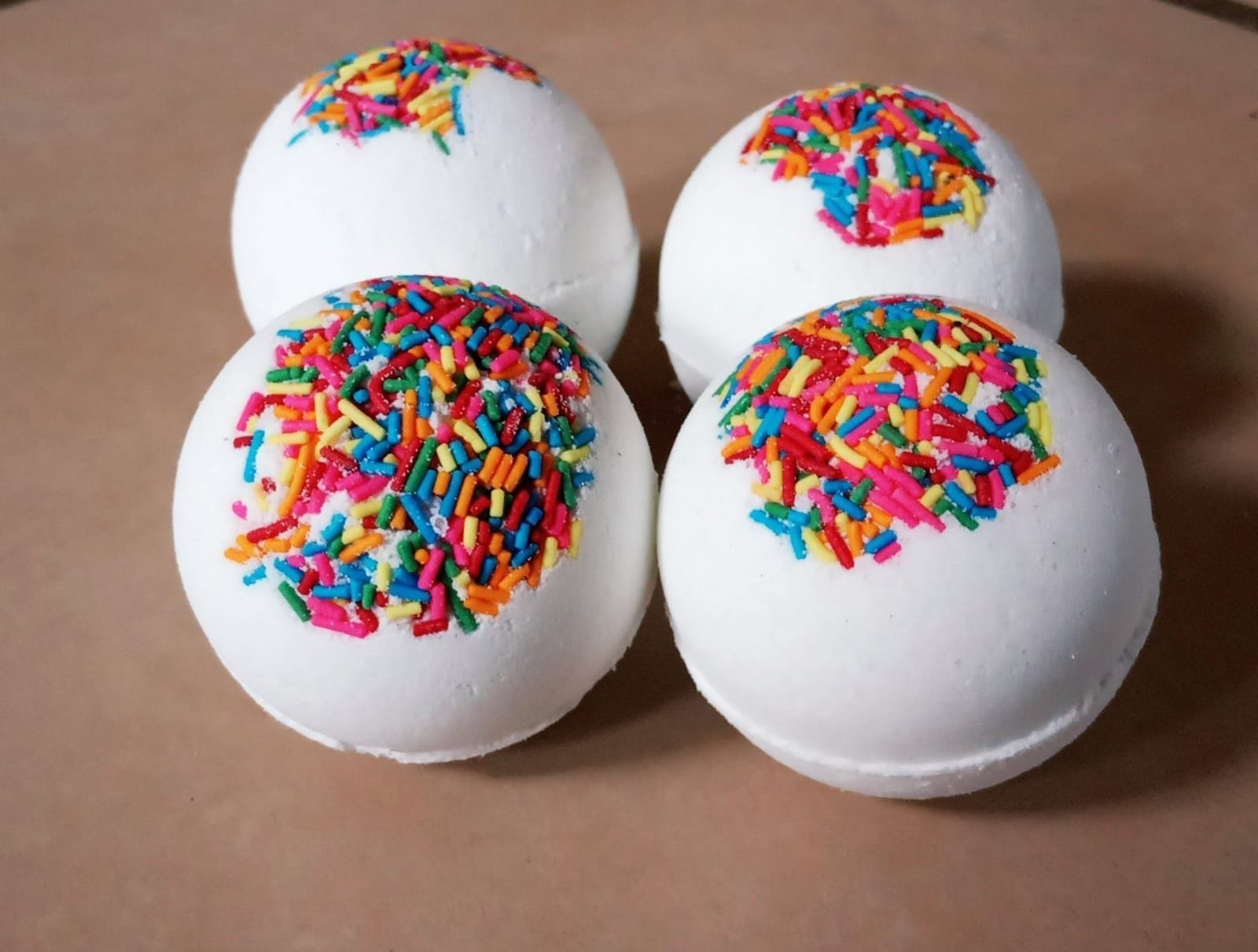 Hidden centre rainbow bath bombs - Image 1